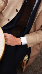 Gros plan sur la cravate Florence en laine et soie motif cachemire bleu, jaune, rouge et vert de la collection André Malraux par la Maison Gabriel Paris