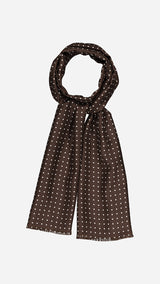 Foulard Annetta en soie marron à pois blancs - photographié porté sur fond blanc - Collection Giacometti 2026  - Maison Gabriel Paris