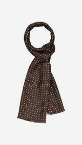 Foulard Annetta en soie marron à pois blancs - photographié porté sur fond blanc - Collection Giacometti 2026  - Maison Gabriel Paris