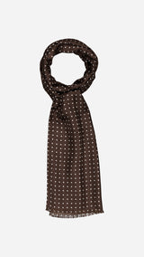 Foulard Annetta en soie marron à pois blancs - photographié porté sur fond blanc - Collection Giacometti 2026  - Maison Gabriel Paris