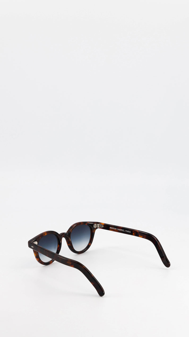 Les lunettes Vincent en acétate marron jaspé verres solaires dégradés, coloris bleu gris, de la collection André Malraux par Maison Gabriel Paris