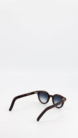 Les lunettes Vincent en acétate marron jaspé verres solaires dégradés, coloris bleu gris, de la collection André Malraux par Maison Gabriel Paris