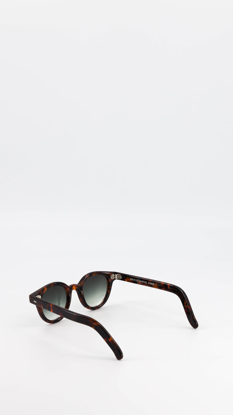 Les lunettes Vincent en acétate marron jaspé verres solaires dégradés, coloris vert, de la collection André Malraux par Maison Gabriel Paris