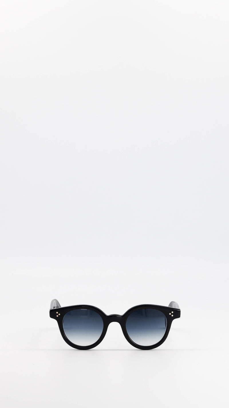 Les lunettes Vincent en acétate noire verres solaires dégradés, coloris bleu gris, de la collection André Malraux par Maison Gabriel Paris