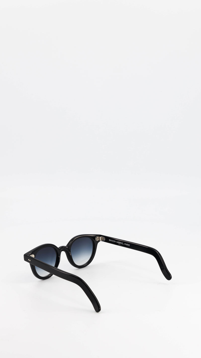 Les lunettes Vincent en acétate noire verres solaires dégradés, coloris bleu gris, de la collection André Malraux par Maison Gabriel Paris