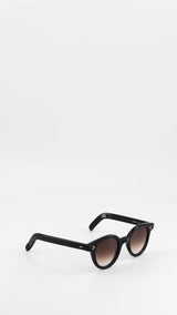 Les lunettes Vincent en acétate noire verres solaires dégradés, coloris marron, de la collection André Malraux par Maison Gabriel Paris