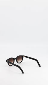 Les lunettes Vincent en acétate noire verres solaires dégradés, coloris marron, de la collection André Malraux par Maison Gabriel Paris