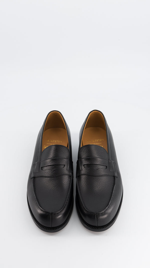 Le mocassin 180 en cuir veau grainé noir, collaboration J.M. Weston x Gabriel, vue de face, de la Maison Gabriel Paris