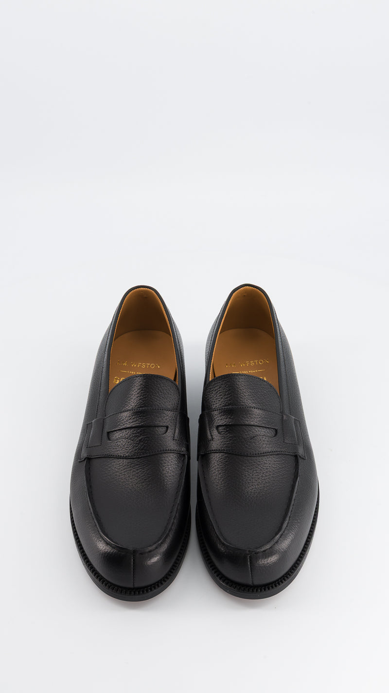 Le mocassin 180 en cuir veau grainé noir, collaboration J.M. Weston x Gabriel, vue de face, de la Maison Gabriel Paris