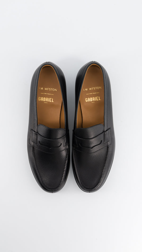 Le mocassin 180 en cuir veau grainé noir, collaboration J.M. Weston x Gabriel, vue du dessus, de la Maison Gabriel Paris