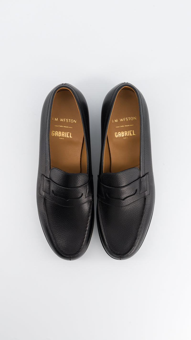 Le mocassin 180 en cuir veau grainé noir, collaboration J.M. Weston x Gabriel, vue du dessus, de la Maison Gabriel Paris