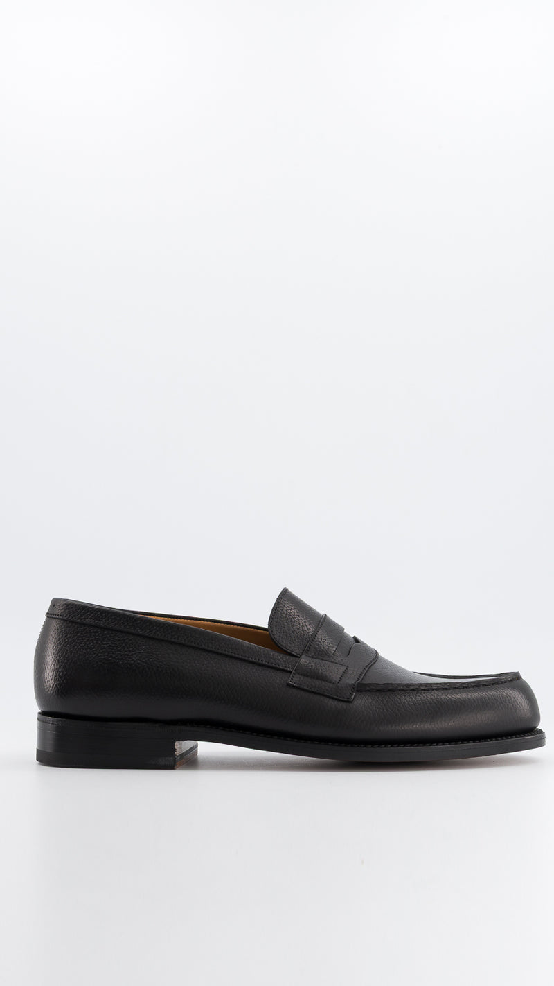 Le mocassin 180 en cuir veau grainé noir, collaboration J.M. Weston x Gabriel, vue de côté, de la Maison Gabriel Paris