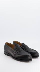 Le mocassin 180 en cuir veau grainé noir, collaboration J.M. Weston x Gabriel, vue de 3/4 face, de la Maison Gabriel Paris