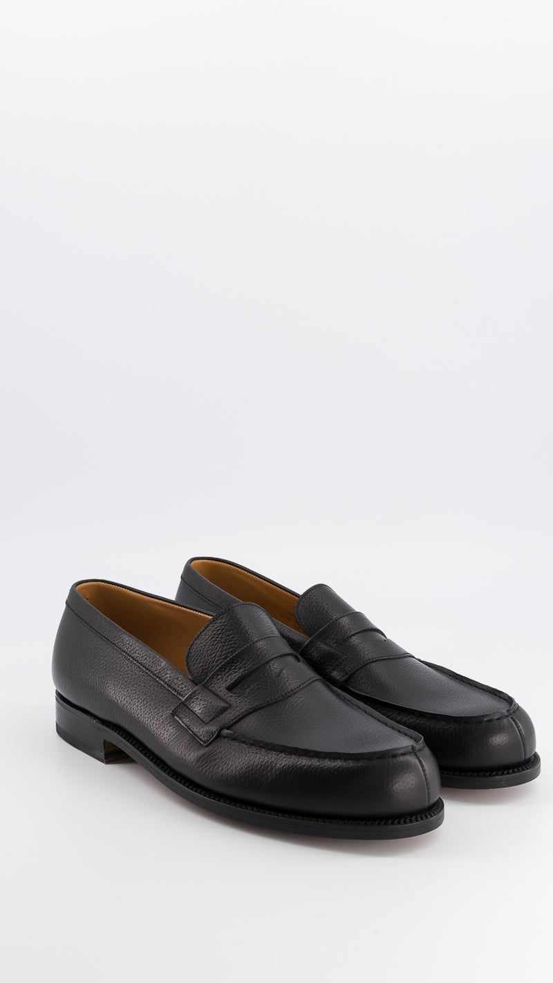 Le mocassin 180 en cuir veau grainé noir, collaboration J.M. Weston x Gabriel, vue de 3/4 face, de la Maison Gabriel Paris