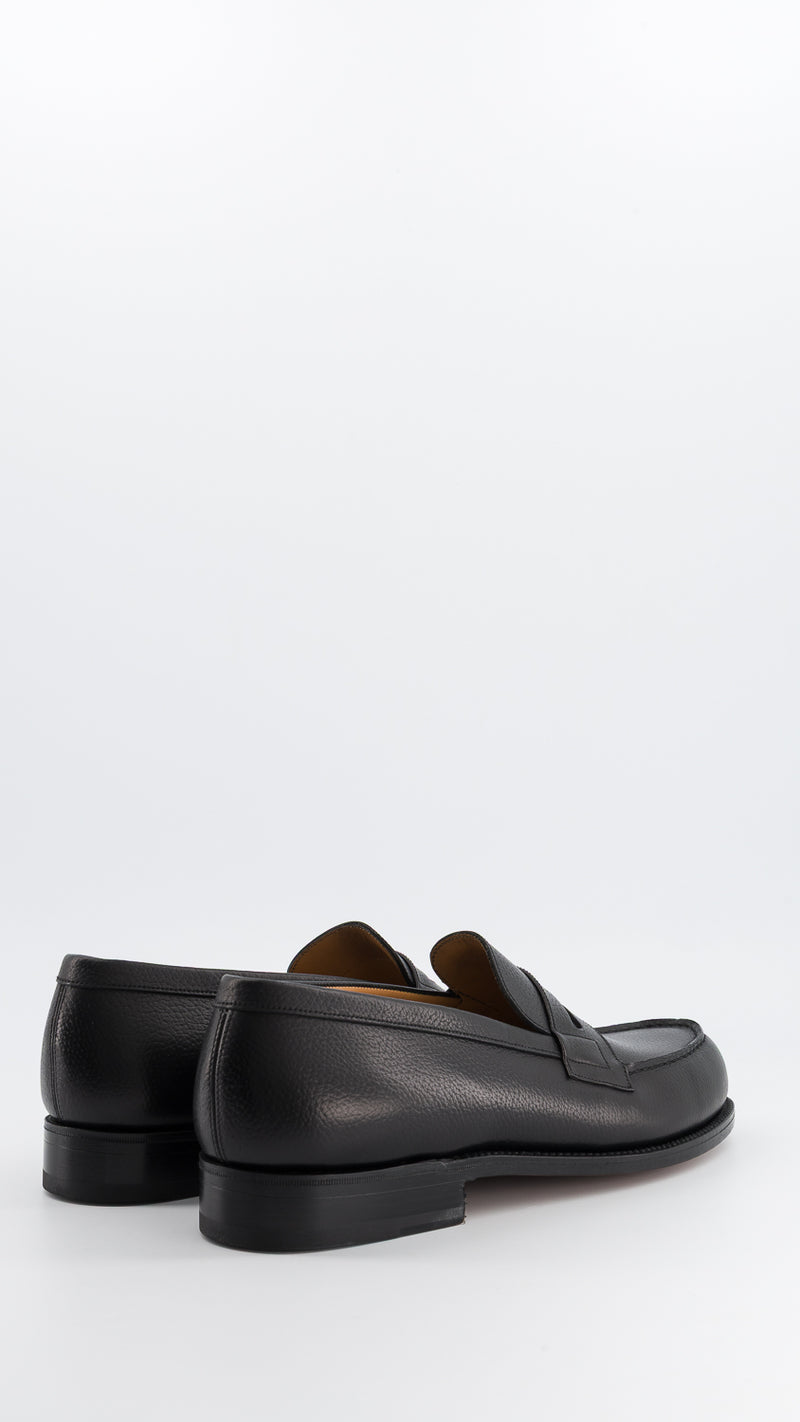 Le mocassin 180 en cuir veau grainé noir, collaboration J.M. Weston x Gabriel, vue de 3/4 dos, de la Maison Gabriel Paris