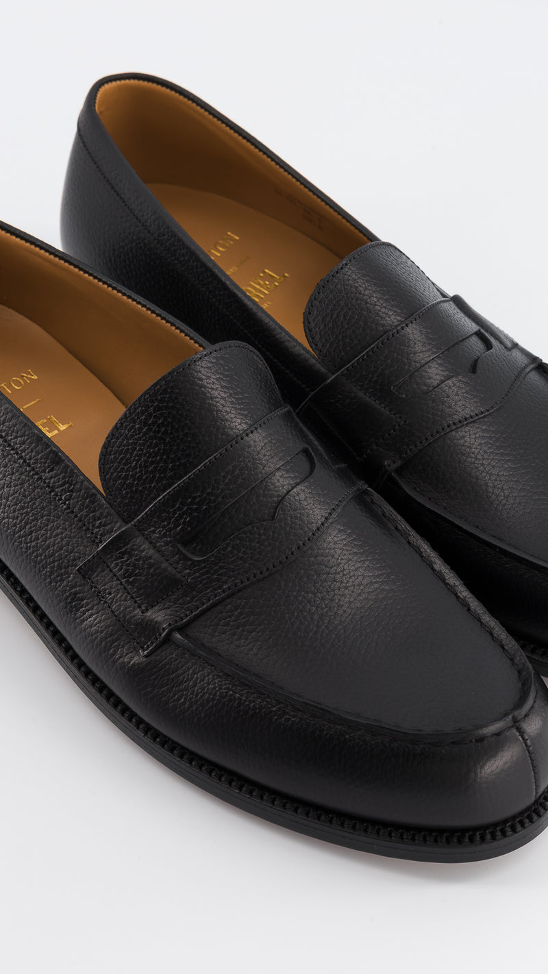 Le mocassin 180 en cuir veau grainé noir, collaboration J.M. Weston x Gabriel, zoom détail, de la Maison Gabriel Paris