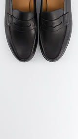 Le mocassin 180 en cuir veau grainé noir, collaboration J.M. Weston x Gabriel, vue de dessus détail, de la Maison Gabriel Paris
