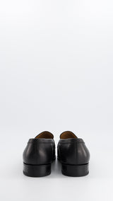 Le mocassin 180 en cuir veau grainé noir, collaboration J.M. Weston x Gabriel, vue de dos de la Maison Gabriel Paris