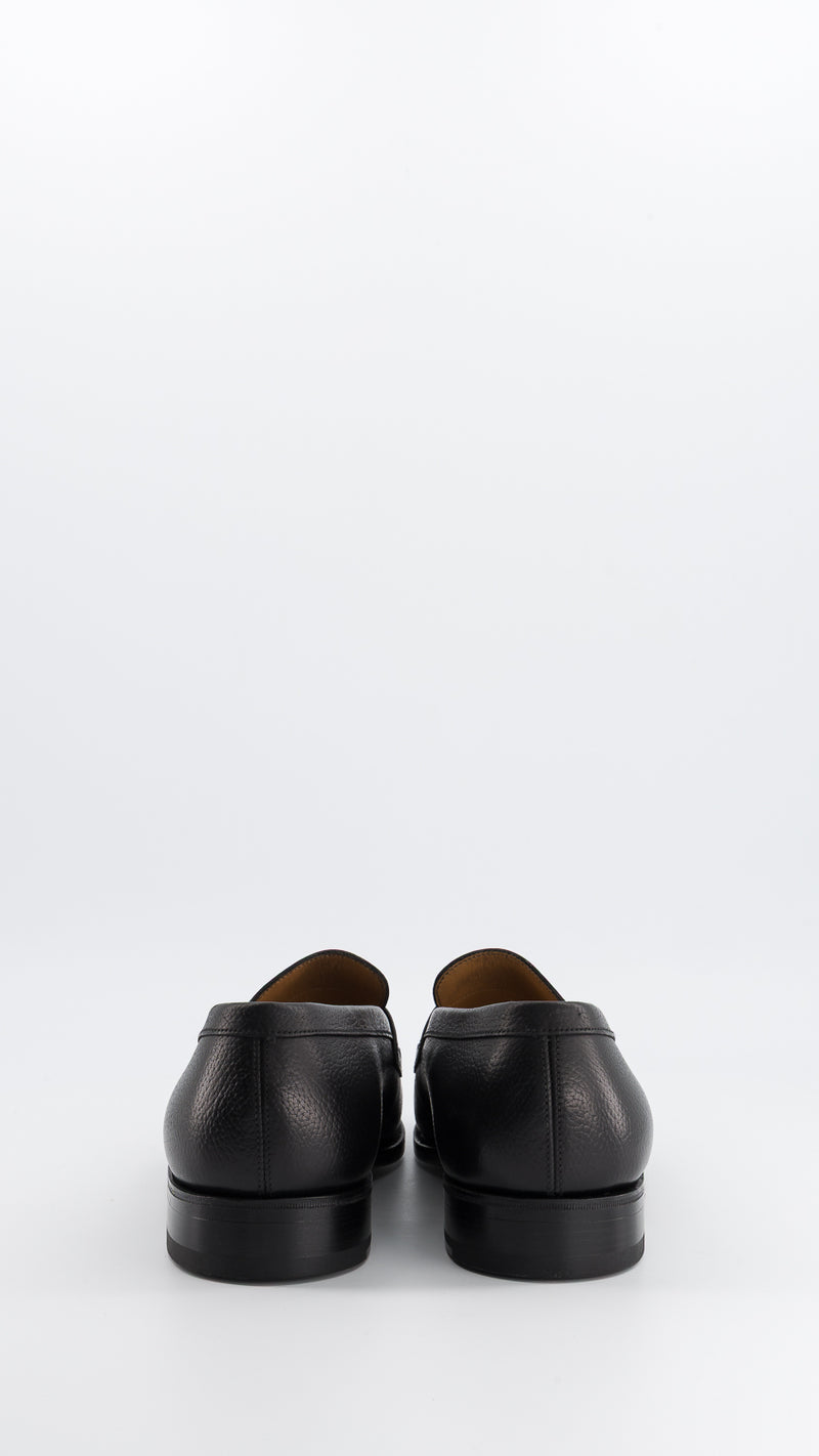 Le mocassin 180 en cuir veau grainé noir, collaboration J.M. Weston x Gabriel, vue de dos de la Maison Gabriel Paris