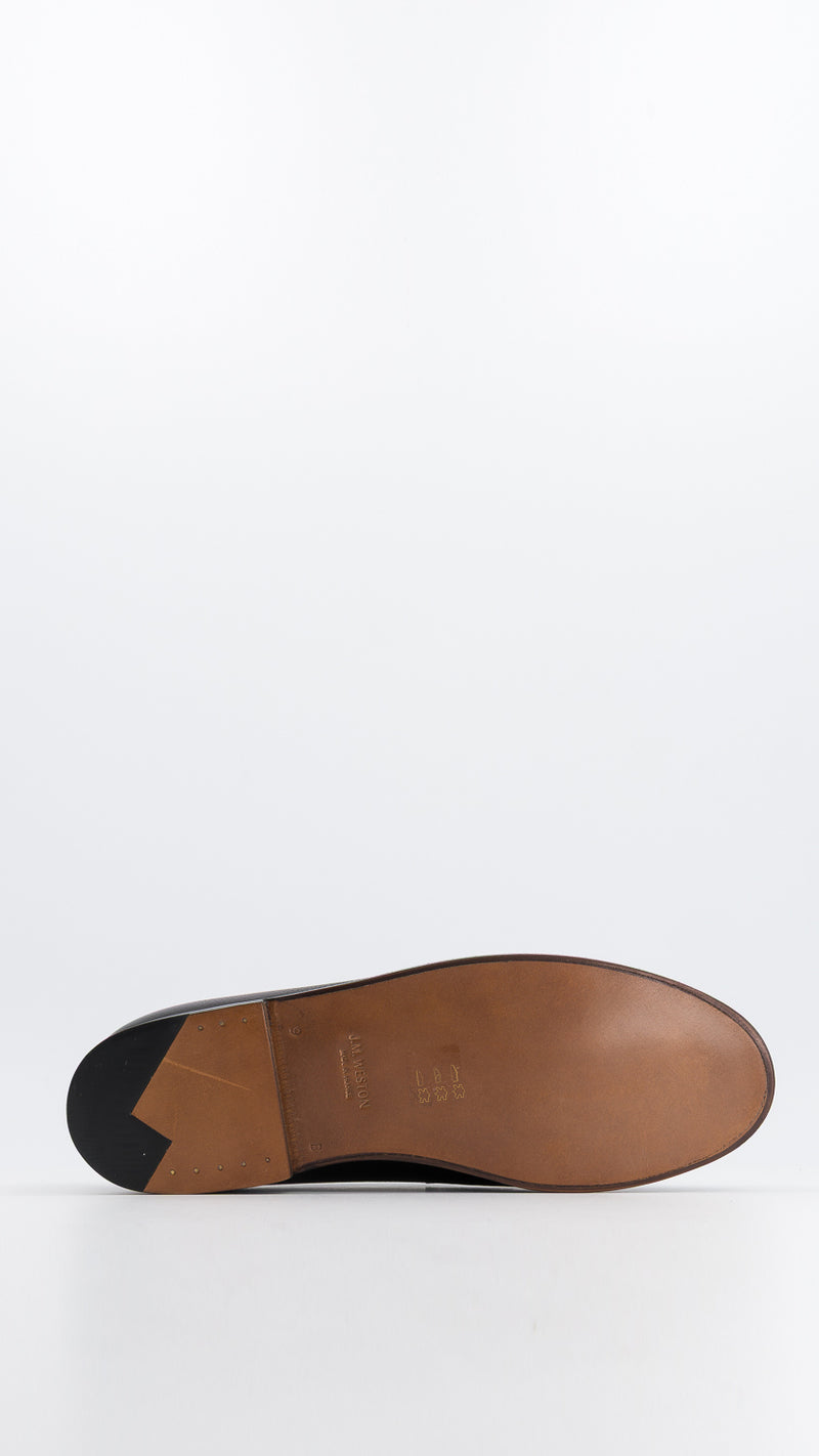 Le mocassin 180 en cuir veau grainé noir, collaboration J.M. Weston x Gabriel, vue de dessous, de la Maison Gabriel Paris