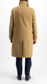 Le mannequin studio porte le manteau Alexandre en laine et cachemire couleur camel - vue de dos - de la Maison Gabriel Paris