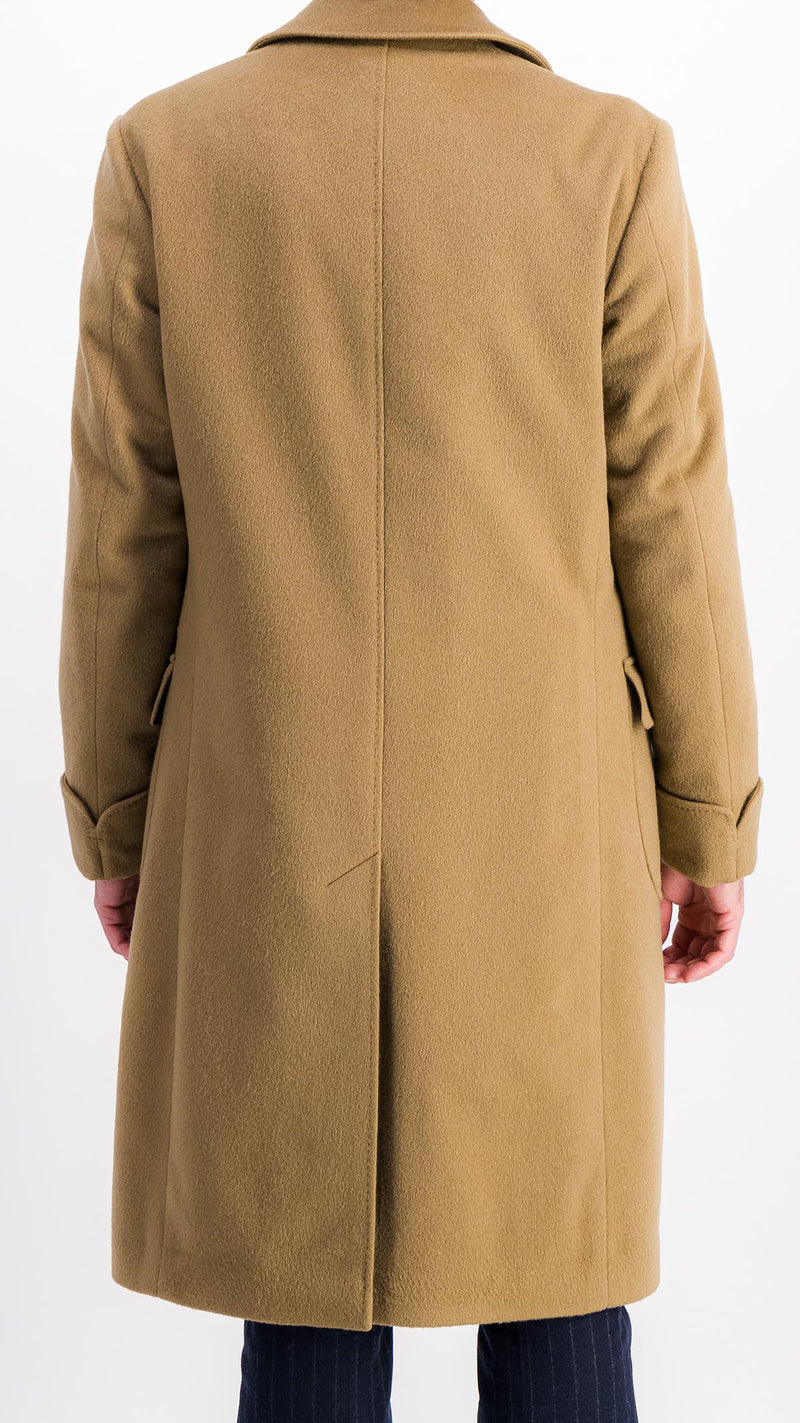Le mannequin studio porte le manteau Alexandre en laine et cachemire couleur camel - vue 3/4 de dos - de la Maison Gabriel Paris