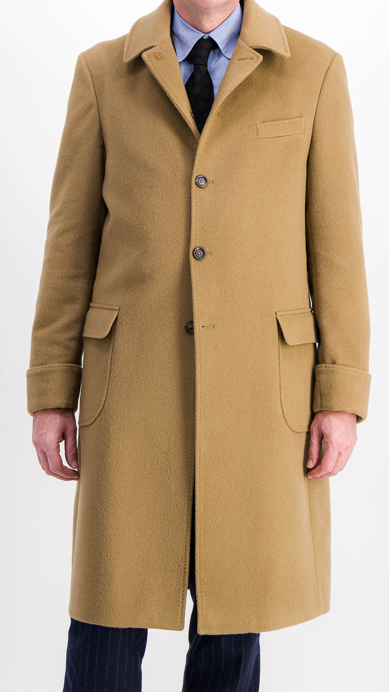 Le mannequin studio porte le manteau Alexandre en laine et cachemire couleur camel - vue 3/4 de face - de la Maison Gabriel Paris
