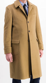 Le mannequin studio porte le manteau Alexandre en laine et cachemire couleur camel - vue 3/4 de côté - de la Maison Gabriel Paris