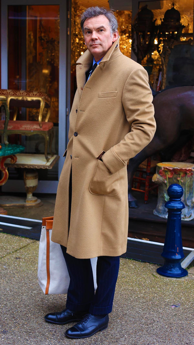 Cyril aux Puces porte le manteau Alexandre en laine et cachemire couleur camel de la Maison Gabriel Paris