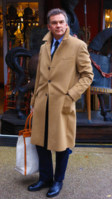 Cyril aux Puces porte le manteau Alexandre en laine et cachemire couleur camel de la Maison Gabriel Paris