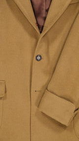 Détail du manteau Alexandre en laine et cachemire couleur camel - vue de face - de la Maison Gabriel Paris
