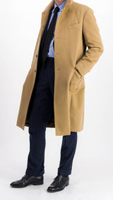 Le mannequin studio porte le manteau Alexandre en laine et cachemire couleur camel - vue de côté - de la Maison Gabriel Paris