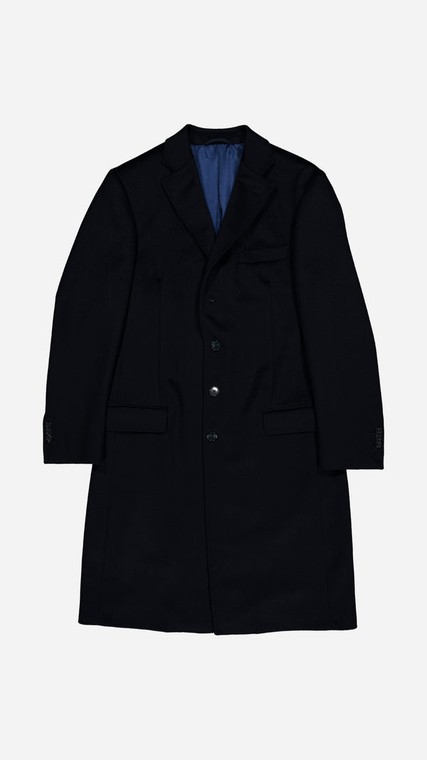 Le manteau Hannibal en laine et cachemire bleu marine  - photographiée à plat vue de haut - Collection Automne Hiver 2025 par Maison Gabriel Paris