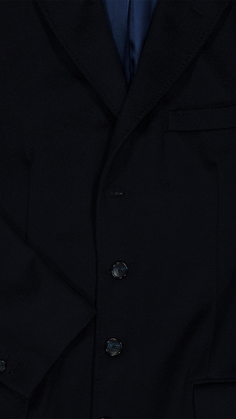 Le manteau Hannibal en laine et cachemire bleu marine - zoom tissu extérieur - Collection Automne Hiver 2025 par Maison Gabriel Paris