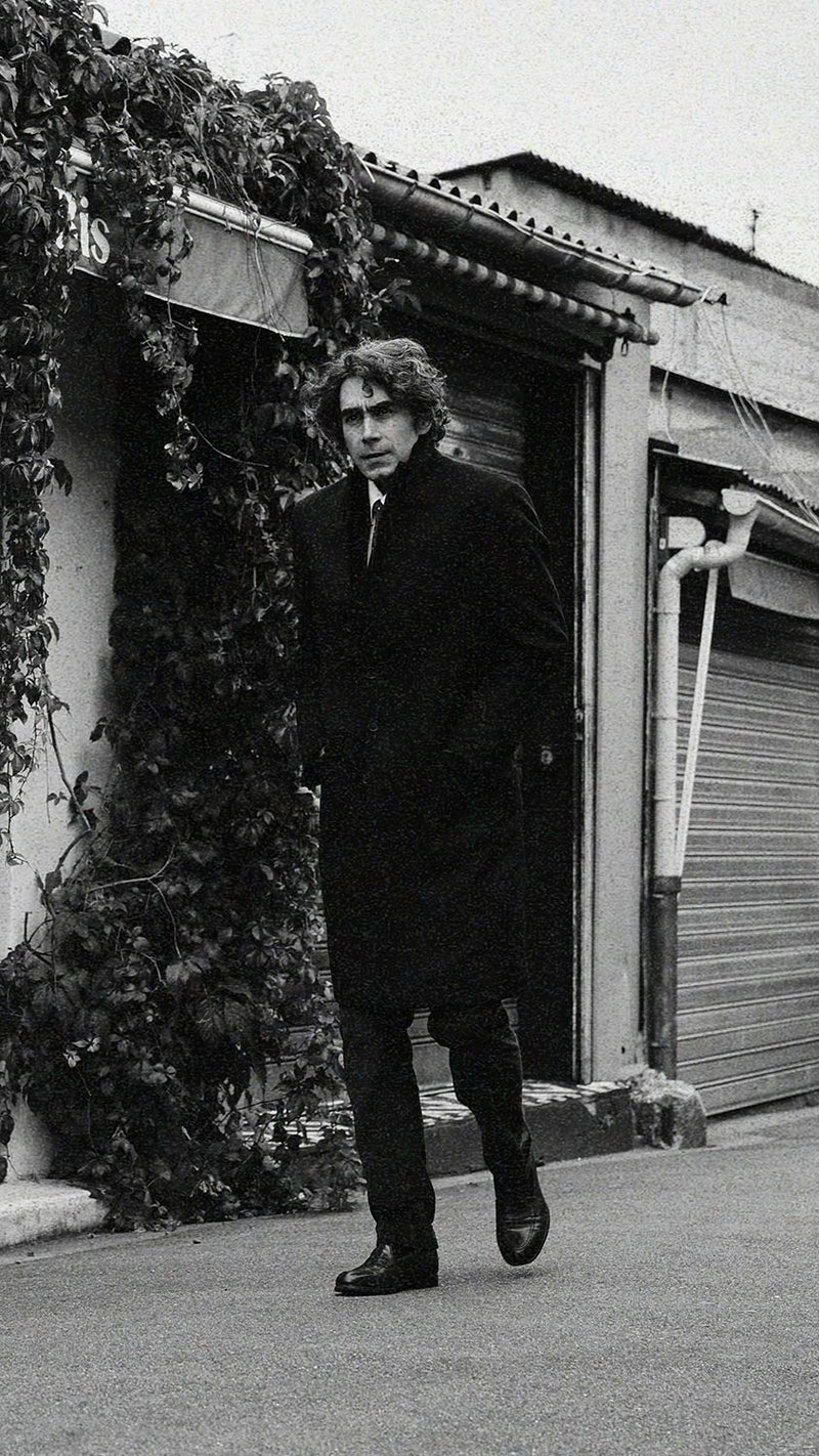 Pablo Saavedra de Decker aux Puces de Saint Ouen porte le manteau droit Hannibal en laine et cachemire bleu marine de la Maison Gabriel Paris