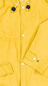 Zoom tissu du manteau de pluie Jean-Louis en wax jaune de la Maison Gabriel Paris