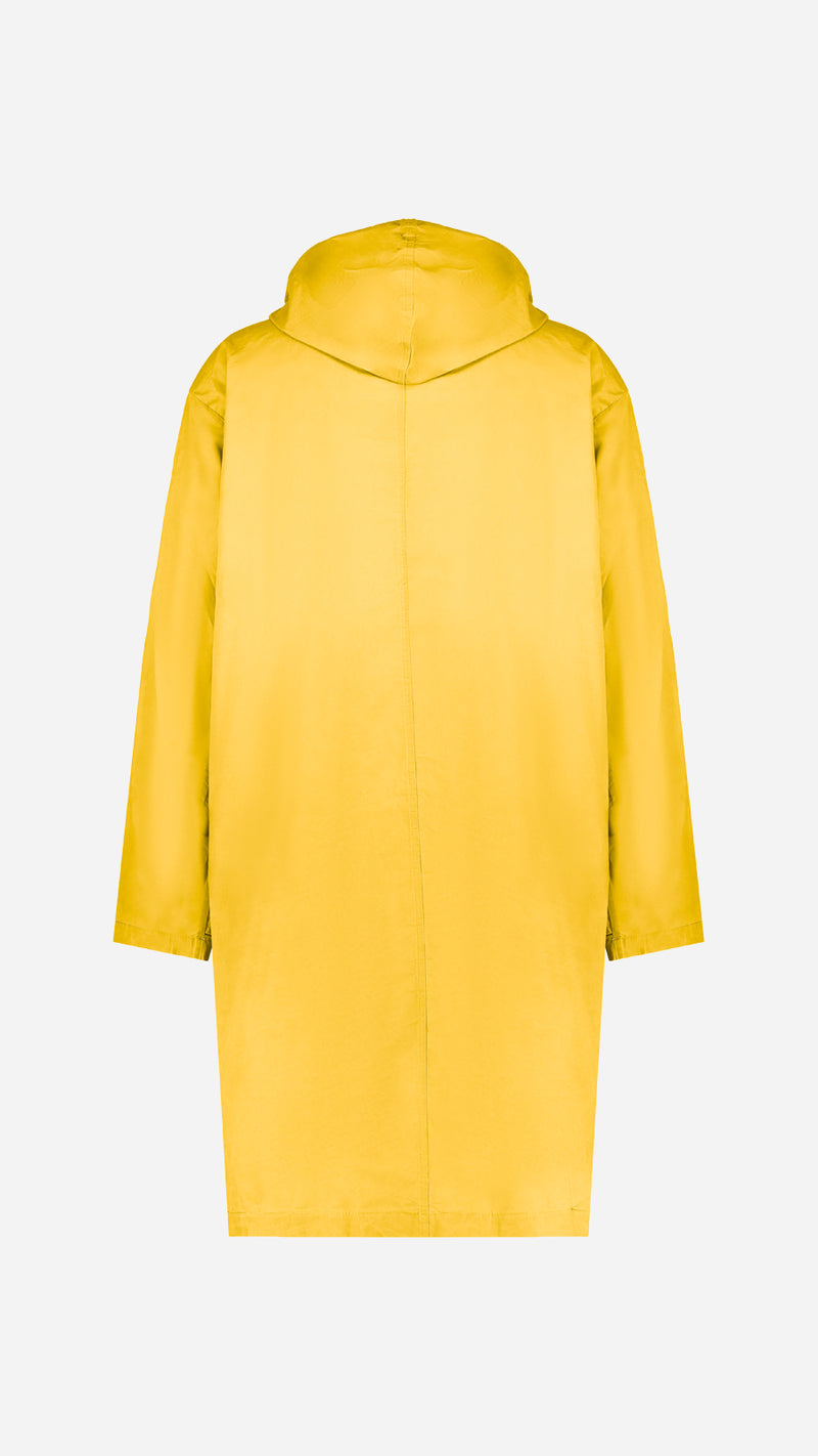 Le manteau de pluie Jean-Louis en wax jaune - vue de dos- de la Maison Gabriel Paris