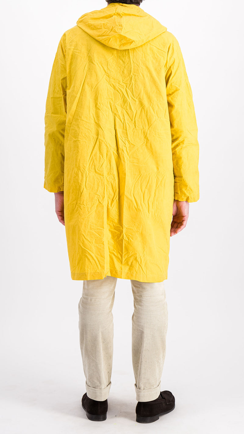 Le mannequin studio porte le manteau de pluie Jean-Louis en wax jaune - vue de dos- de la Maison Gabriel Paris