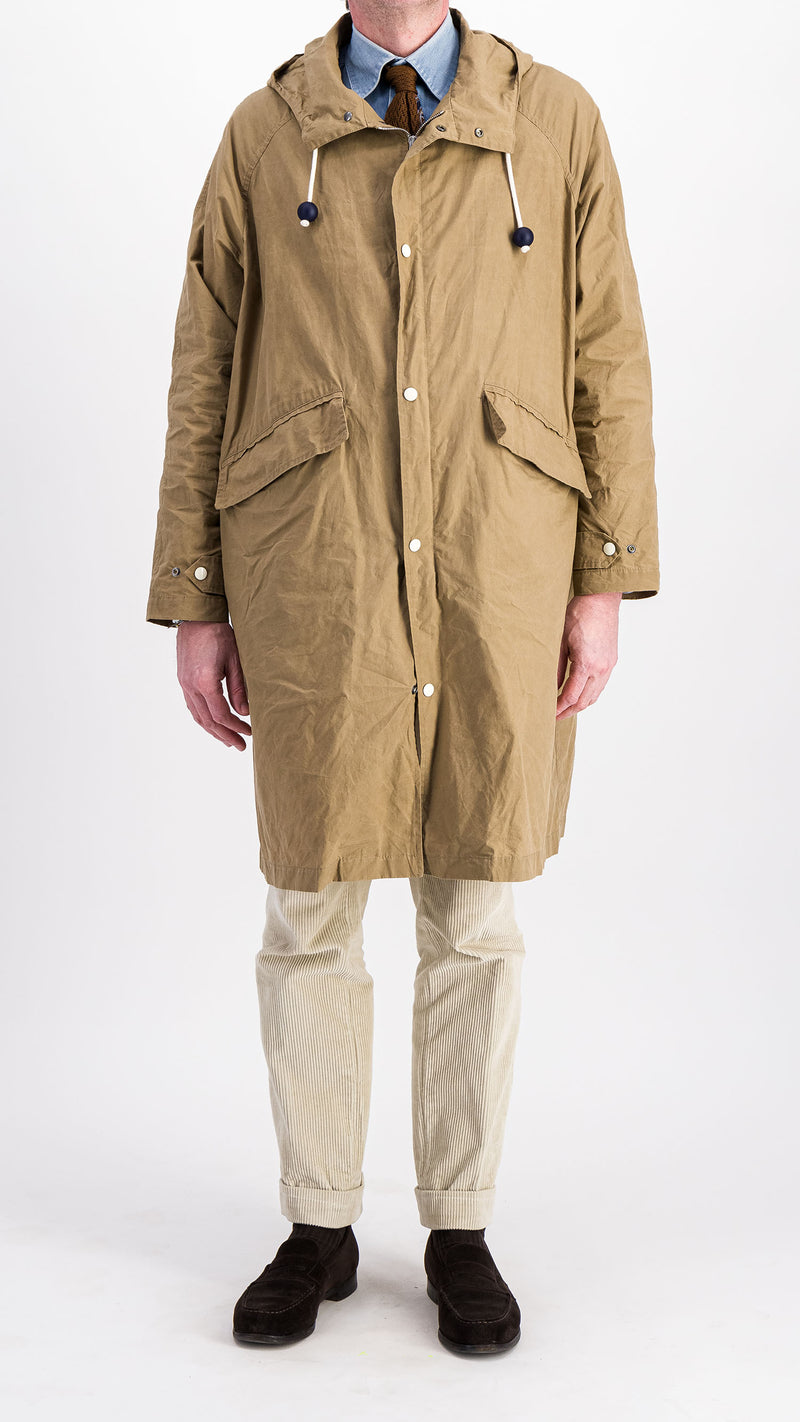 Le mannequin studio porte le manteau de pluie Jean-Louis en wax kaki - vue de face -  de la Maison Gabriel Paris