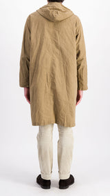 Le mannequin studio porte le manteau de pluie Jean-Louis en wax kaki - vue de dos -  de la Maison Gabriel Paris