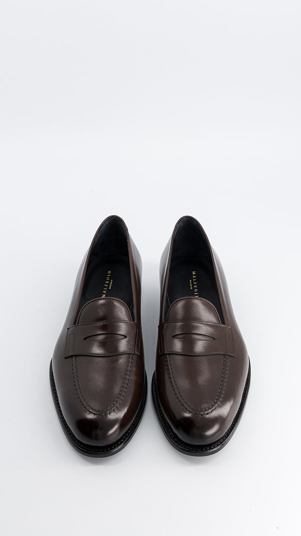 Le mocassin Newport, en cuir lisse coloris marron ébène, collaboration Malfroid x Gabriel, vue de face, de la Maison Gabriel Paris