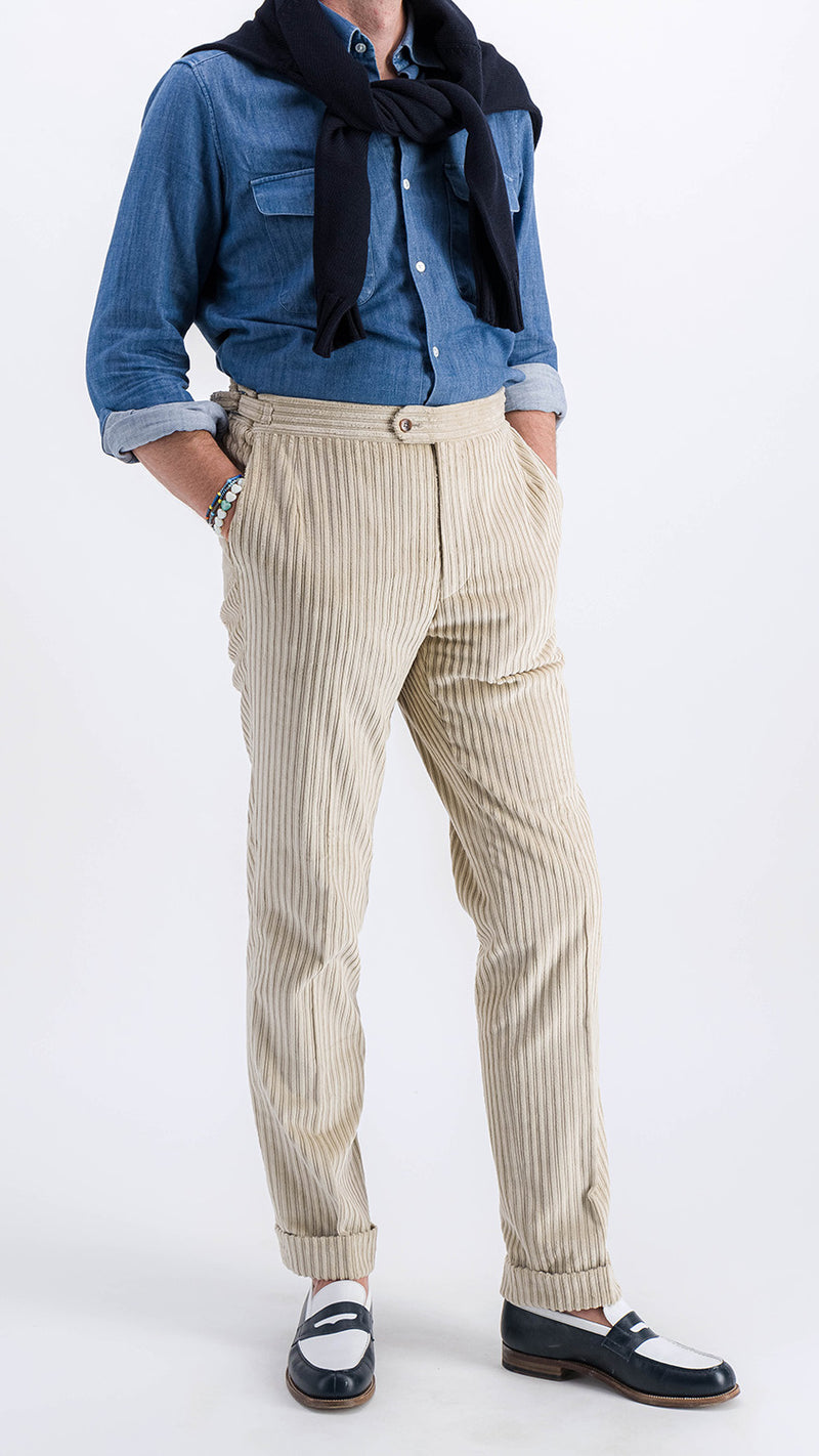 Le mannequin porte le pantalon Sacha, la chemise Gabriel, le pull Célestin et les mocassins bicolore J.M. Weston, vue de côté, de la Maison Gabriel Paris