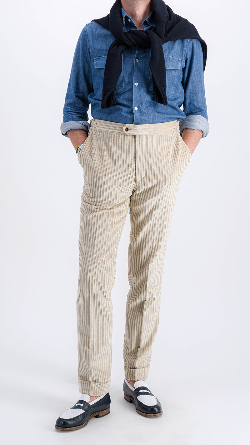 Le mannequin porte le pantalon Sacha, la chemise Gabriel, le pull Célestin et les mocassins bicolore J.M. Weston, vue de face, de la Maison Gabriel Paris