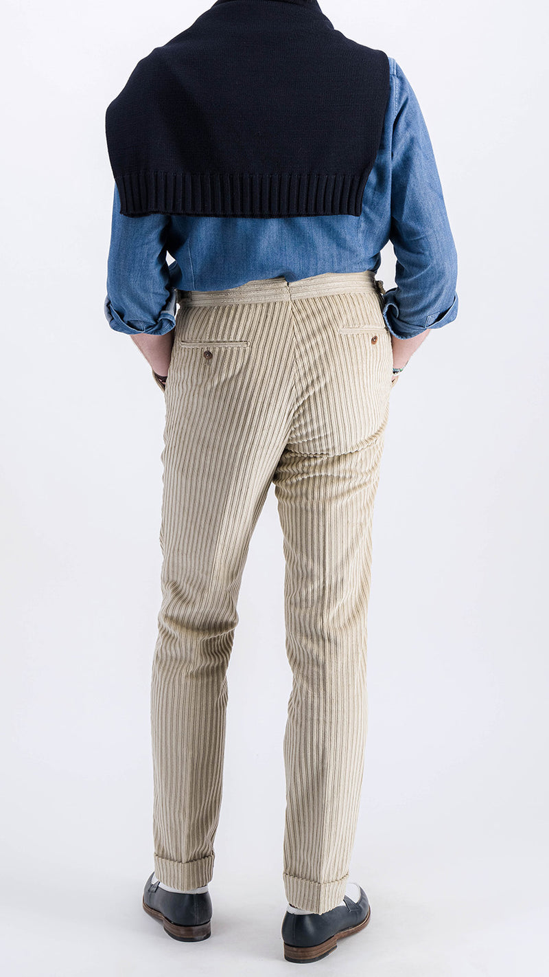 Le mannequin porte le pantalon Sacha, la chemise Gabriel, le pull Célestin et les mocassins bicolore J.M. Weston, vue de dos, de la Maison Gabriel Paris