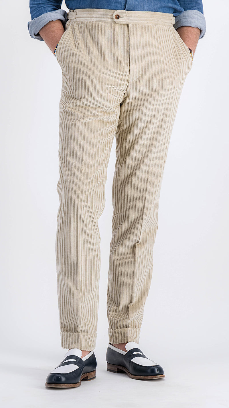 Le mannequin porte le pantalon Sacha, la chemise Gabriel, et les mocassins bicolore J.M. Weston, vue de face, de la Maison Gabriel Paris