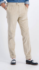 Le mannequin porte le pantalon Sacha, la chemise Gabriel, et les mocassins bicolore J.M. Weston, vue de côté, de la Maison Gabriel Paris