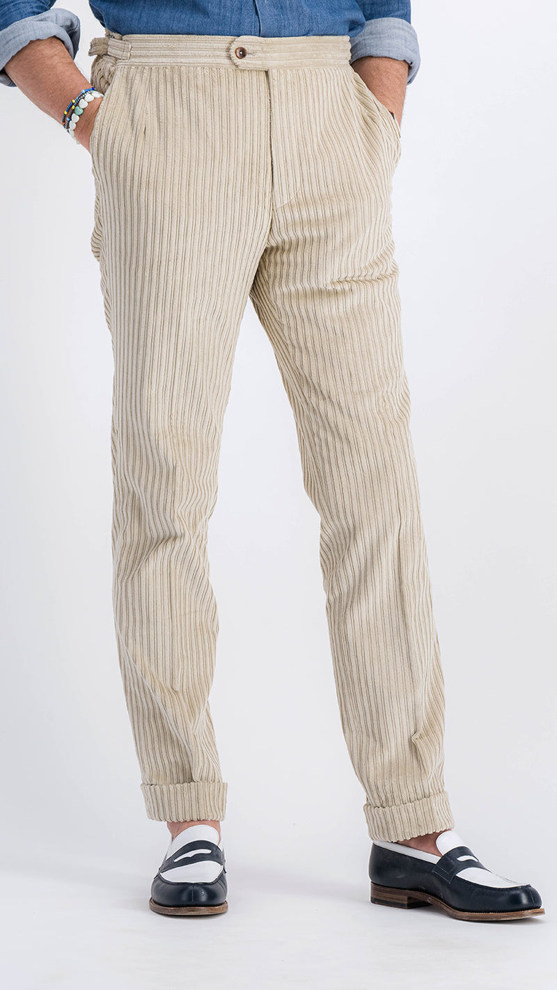 Le mannequin porte le pantalon Sacha, la chemise Gabriel, et les mocassins bicolore J.M. Weston, vue de côté, de la Maison Gabriel Paris