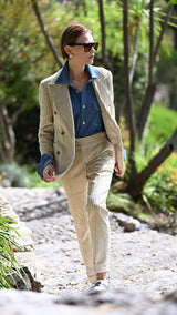 Vita porte la veste et le pantalon Sacha, et la chemise Gabriel de la Maison Gabriel Paris