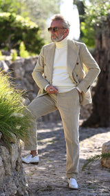 Pierrick porte la veste et le pantalon Sacha, et le pull Célestin de la Maison Gabriel Paris