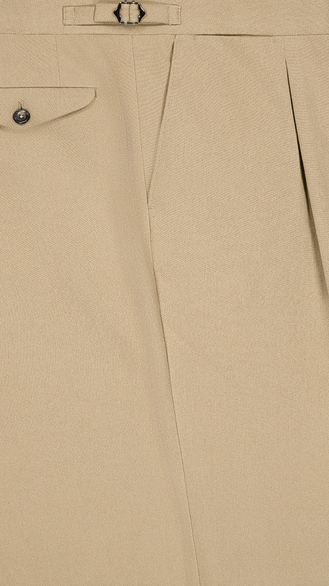 Le Pantalon chino Léo coloris mastic en coton japonais - zoom tissu - Collection AH 2025 - Maison Gabriel Paris